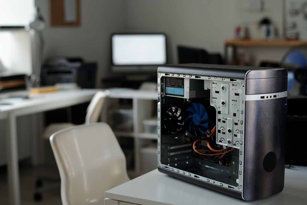 Jak zadbać o komputer stacjonarny? Prawidłowa pielęgnacja hardware i software