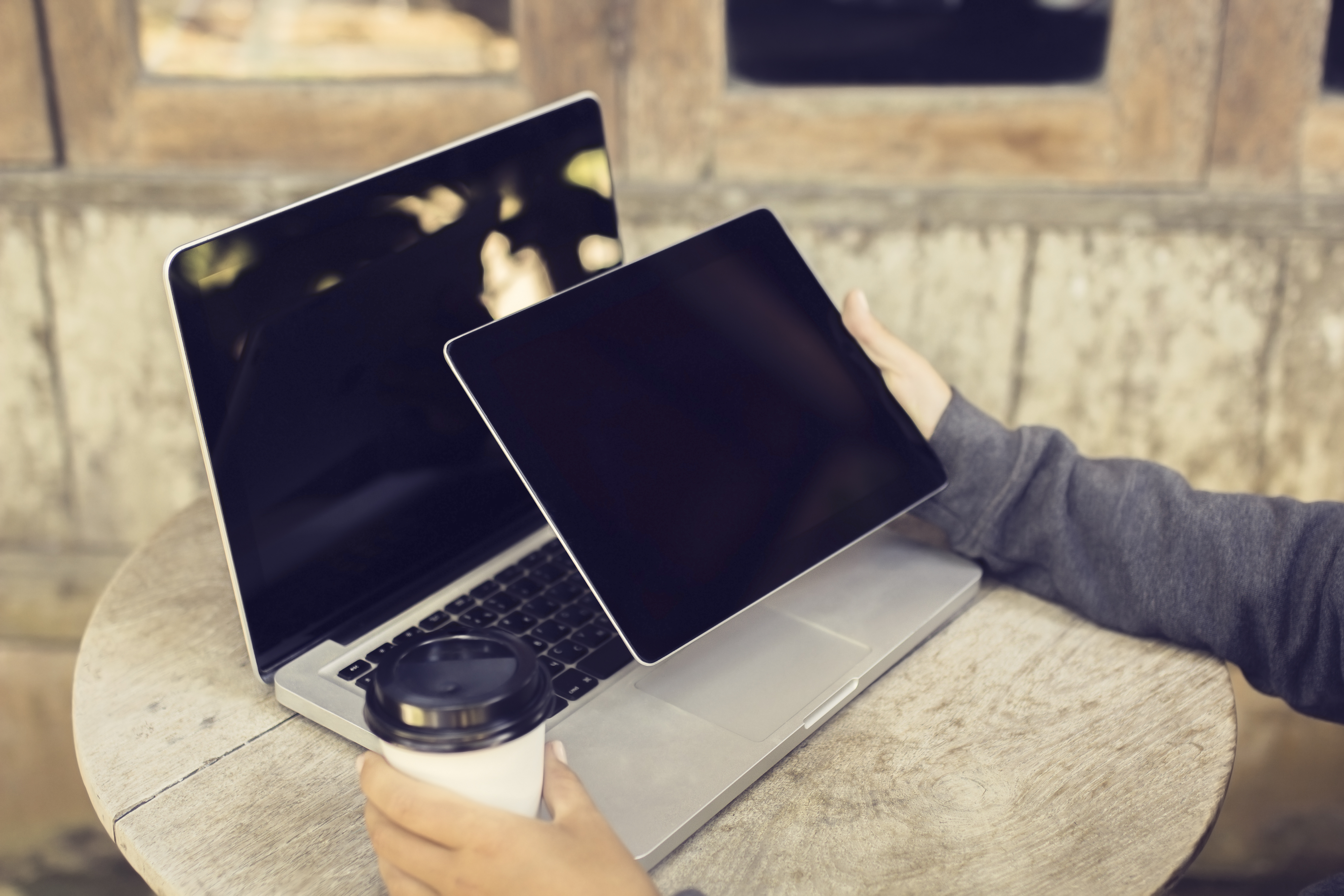 Laptopy konwertowalne 2w1 – co to jest? Czy warto kupić laptop z funkcją tabletu?