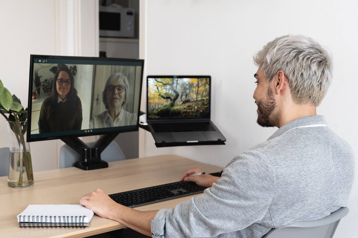 Jak wybrać uchwyt do monitora?