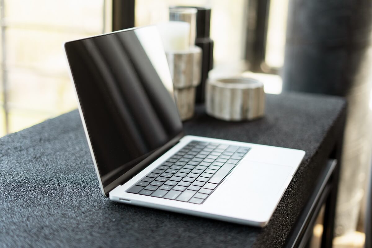 Pierwsze uruchomienie laptopa – jak skonfigurować nowy sprzęt?