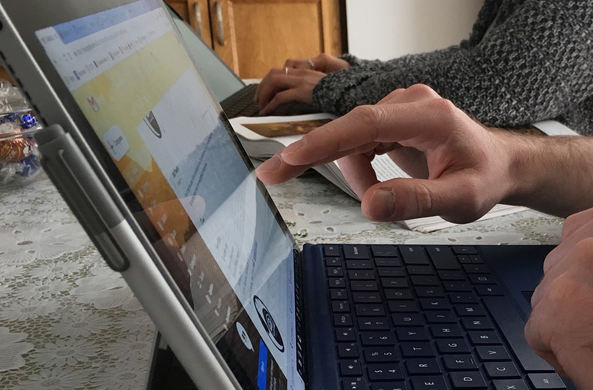 Laptopy dotykowe i konwertowalne – jak wybrać odpowiedni laptop 2w1 do pracy?
